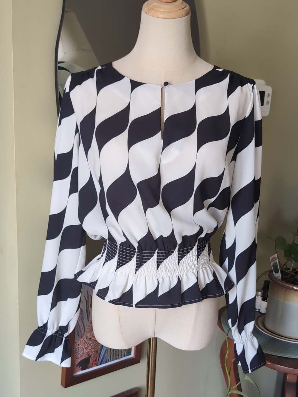 Ann Taylor Black & White Wave-Print Peplum Size Small Blouse
